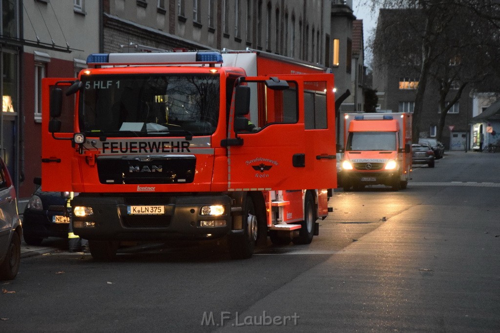 Feuer 2 Y durch Weihnachtsbaum  Koeln Ehrenfeld Alpenerstr P07.JPG - Miklos Laubert